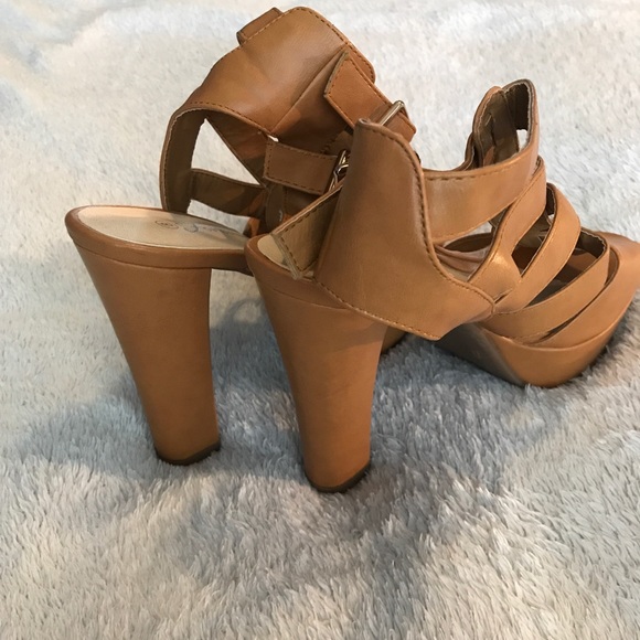 F21 Double Buckle Strap Pumps - Picture 4 of 5